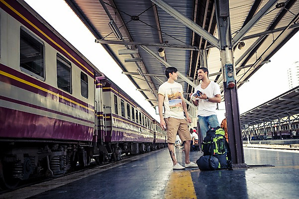 포토 JPG 주간 전신 서양인 외국인 라이프스타일 남자 맨라이프 해외여행 여행 이동 배낭 태국 대화 2014년태국 서기 들기 사람 20대 성인 야외 두명 앞모습 친구 청춘 기차 기다림 가이드북 배낭여행 방콕 기차역 성인남자만 청년만 청년남자만 국내포토 자연요소 해외기획촬영 해외 아시아 육상교통 뷰포인트 컨셉 가방 관계 모션 대중교통 말하기 인종 청년 생활 역 남자만 성인만 파일형식