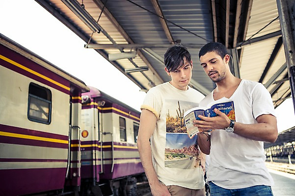 포토 JPG 주간 서양인 외국인 라이프스타일 응시 남자 맨라이프 해외여행 여행 이동 태국 2014년태국 서기 들기 사람 상반신 20대 성인 야외 두명 친구 청춘 기차 가이드북 배낭여행 방콕 기차역 성인남자만 청년만 청년남자만 국내포토 자연요소 해외기획촬영 해외 시선 아시아 육상교통 컨셉 관계 모션 대중교통 인종 청년 생활 역 남자만 성인만 파일형식