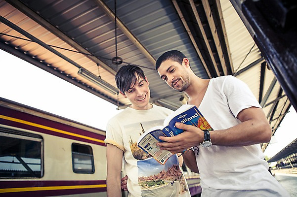 포토 JPG 주간 서양인 외국인 라이프스타일 남자 로우앵글 맨라이프 해외여행 여행 이동 태국 2014년태국 서기 미소 들기 사람 상반신 20대 성인 야외 두명 친구 청춘 기차 가이드북 배낭여행 방콕 기차역 성인남자만 청년만 청년남자만 국내포토 자연요소 해외기획촬영 해외 아시아 육상교통 뷰포인트 컨셉 관계 모션 대중교통 표정 인종 청년 생활 역 남자만 성인만 파일형식