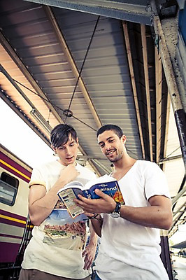 포토 JPG 주간 서양인 외국인 라이프스타일 남자 로우앵글 맨라이프 해외여행 여행 이동 태국 2014년태국 서기 들기 사람 상반신 20대 성인 야외 두명 앞모습 친구 청춘 기차 가이드북 배낭여행 방콕 기차역 성인남자만 청년만 청년남자만 국내포토 자연요소 해외기획촬영 해외 아시아 육상교통 뷰포인트 컨셉 관계 모션 대중교통 인종 청년 생활 역 남자만 성인만 파일형식