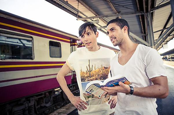 포토 JPG 주간 서양인 외국인 라이프스타일 응시 남자 맨라이프 해외여행 여행 허리손 이동 태국 2014년태국 서기 미소 들기 사람 상반신 20대 성인 야외 두명 앞모습 친구 청춘 기차 가이드북 배낭여행 방콕 성인남자만 청년만 청년남자만 국내포토 자연요소 해외기획촬영 해외 시선 아시아 육상교통 뷰포인트 포즈 컨셉 관계 모션 대중교통 표정 인종 청년 생활 남자만 성인만 파일형식