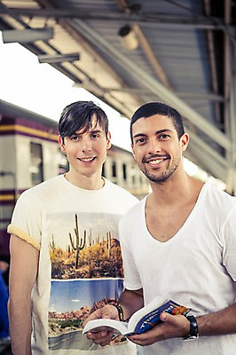 포토 JPG 주간 서양인 외국인 라이프스타일 남자 맨라이프 해외여행 여행 이동 태국 2014년태국 서기 미소 들기 사람 상반신 20대 성인 야외 두명 앞모습 친구 청춘 기차 가이드북 배낭여행 방콕 기차역 성인남자만 청년만 청년남자만 국내포토 자연요소 해외기획촬영 해외 아시아 육상교통 뷰포인트 컨셉 관계 모션 대중교통 표정 인종 청년 생활 역 남자만 성인만 파일형식