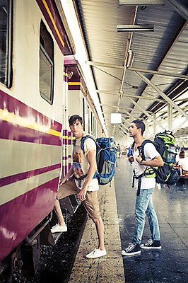 포토 JPG 주간 전신 서양인 외국인 라이프스타일 남자 맨라이프 해외여행 여행 이동 배낭 태국 2014년태국 서기 사람 20대 성인 야외 두명 옆모습 친구 청춘 기차 승차 배낭여행 방콕 기차역 성인남자만 청년만 청년남자만 국내포토 자연요소 해외기획촬영 해외 아시아 육상교통 뷰포인트 컨셉 가방 관계 모션 대중교통 인종 청년 생활 역 남자만 성인만 파일형식