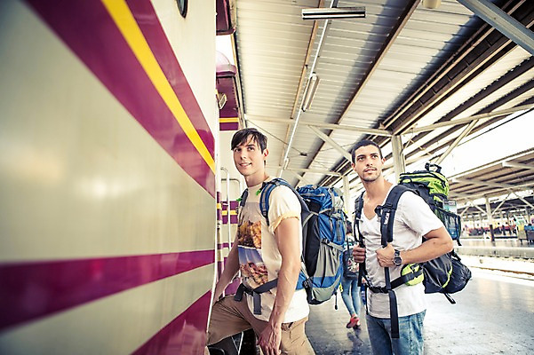 포토 JPG 주간 서양인 외국인 라이프스타일 응시 남자 맨라이프 해외여행 여행 이동 배낭 태국 2014년태국 서기 사람 상반신 20대 성인 야외 두명 옆모습 친구 청춘 기차 배낭여행 방콕 기차역 성인남자만 청년만 청년남자만 국내포토 자연요소 해외기획촬영 해외 시선 아시아 육상교통 뷰포인트 컨셉 가방 관계 모션 대중교통 인종 청년 생활 역 남자만 성인만 파일형식