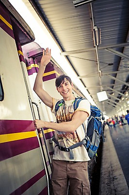 포토 JPG 주간 서양인 외국인 라이프스타일 응시 남자 맨라이프 해외여행 여행 이동 배낭 태국 2014년태국 한명 서기 미소 사람 상반신 20대 성인 야외 앞모습 청춘 기차 배낭여행 방콕 손인사 청년만 청년남자만 청년남자한명만 성인남자한명만 국내포토 자연요소 해외기획촬영 1 해외 시선 아시아 육상교통 뷰포인트 컨셉 가방 모션 대중교통 표정 인종 청년 생활 인사 남자만 남자한명만 성인남자만 성인만 파일형식