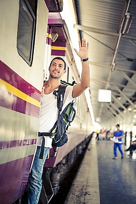 포토 JPG 주간 서양인 외국인 라이프스타일 응시 남자 맨라이프 해외여행 여행 이동 배낭 태국 2014년태국 한명 서기 미소 사람 손짓 상반신 20대 성인 야외 앞모습 청춘 기차 배낭여행 방콕 손인사 기차역 청년만 청년남자만 청년남자한명만 성인남자한명만 국내포토 자연요소 해외기획촬영 1 해외 시선 아시아 육상교통 뷰포인트 컨셉 가방 모션 대중교통 표정 인종 청년 생활 인사 역 남자만 남자한명만 성인남자만 성인만 파일형식