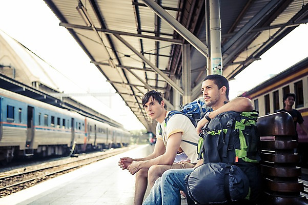 포토 JPG 주간 서양인 외국인 라이프스타일 남자 맨라이프 해외여행 여행 이동 벤치 배낭 태국 2014년태국 사람 앉기 상반신 20대 성인 야외 두명 옆모습 친구 청춘 기차 기다림 배낭여행 방콕 기차역 성인남자만 청년만 청년남자만 국내포토 자연요소 해외기획촬영 해외 아시아 육상교통 뷰포인트 컨셉 의자 가방 관계 모션 대중교통 인종 청년 생활 역 남자만 성인만 파일형식