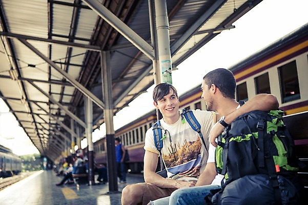 포토 JPG 주간 서양인 외국인 라이프스타일 남자 맨라이프 해외여행 여행 이동 배낭 태국 대화 2014년태국 미소 사람 앉기 상반신 20대 성인 야외 두명 앞모습 옆모습 친구 청춘 기차 배낭여행 방콕 성인남자만 청년만 청년남자만 국내포토 자연요소 해외기획촬영 해외 아시아 육상교통 뷰포인트 컨셉 가방 관계 모션 대중교통 표정 말하기 인종 청년 생활 남자만 성인만 파일형식