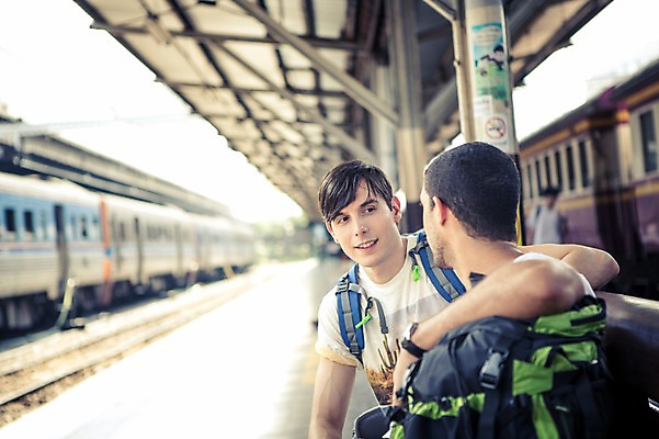 포토 JPG 주간 서양인 외국인 라이프스타일 남자 맨라이프 해외여행 여행 이동 배낭 태국 대화 2014년태국 미소 사람 앉기 상반신 20대 성인 야외 두명 앞모습 옆모습 친구 청춘 기차 배낭여행 방콕 기차역 성인남자만 청년만 청년남자만 국내포토 자연요소 해외기획촬영 해외 아시아 육상교통 뷰포인트 컨셉 가방 관계 모션 대중교통 표정 말하기 인종 청년 생활 역 남자만 성인만 파일형식