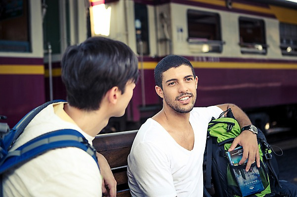 포토 JPG 주간 서양인 외국인 라이프스타일 응시 남자 맨라이프 해외여행 여행 이동 배낭 태국 2014년태국 사람 앉기 상반신 20대 성인 야외 두명 앞모습 옆모습 친구 청춘 기차 배낭여행 방콕 기차역 성인남자만 청년만 청년남자만 국내포토 자연요소 해외기획촬영 해외 시선 아시아 육상교통 뷰포인트 컨셉 가방 관계 모션 대중교통 인종 청년 생활 역 남자만 성인만 파일형식