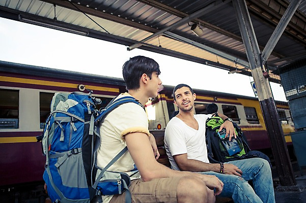 포토 JPG 주간 서양인 외국인 라이프스타일 남자 맨라이프 해외여행 여행 이동 배낭 태국 대화 2014년태국 사람 앉기 상반신 20대 성인 야외 두명 앞모습 옆모습 친구 청춘 기차 배낭여행 방콕 기차역 성인남자만 청년만 청년남자만 국내포토 자연요소 해외기획촬영 해외 아시아 육상교통 뷰포인트 컨셉 가방 관계 모션 대중교통 말하기 인종 청년 생활 역 남자만 성인만 파일형식