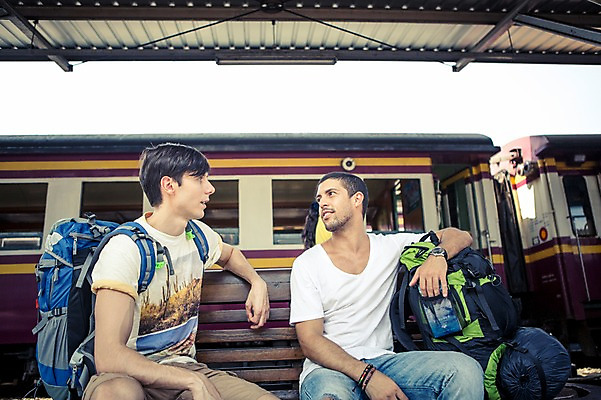 포토 JPG 주간 서양인 외국인 라이프스타일 남자 맨라이프 해외여행 여행 이동 배낭 태국 대화 2014년태국 사람 앉기 상반신 20대 성인 야외 두명 앞모습 옆모습 친구 청춘 마주보기 기차 배낭여행 방콕 기차역 성인남자만 청년만 청년남자만 국내포토 자연요소 해외기획촬영 해외 아시아 육상교통 뷰포인트 컨셉 가방 관계 모션 대중교통 말하기 인종 청년 생활 역 남자만 성인만 파일형식