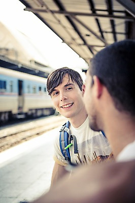 포토 JPG 주간 서양인 외국인 라이프스타일 남자 맨라이프 해외여행 여행 이동 태국 대화 2014년태국 미소 사람 상반신 20대 성인 야외 두명 앞모습 친구 청춘 배낭여행 방콕 기차역 성인남자만 청년만 청년남자만 국내포토 자연요소 해외기획촬영 해외 아시아 뷰포인트 컨셉 관계 표정 말하기 인종 청년 생활 역 남자만 성인만 파일형식