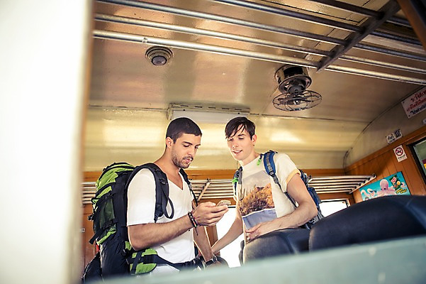 포토 JPG 주간 서양인 외국인 라이프스타일 응시 남자 맨라이프 해외여행 여행 이동 배낭 태국 2014년태국 서기 사람 상반신 20대 성인 야외 두명 앞모습 친구 청춘 기차 배낭여행 방콕 성인남자만 청년만 청년남자만 국내포토 자연요소 해외기획촬영 해외 시선 아시아 육상교통 뷰포인트 컨셉 가방 관계 모션 대중교통 인종 청년 생활 남자만 성인만 파일형식