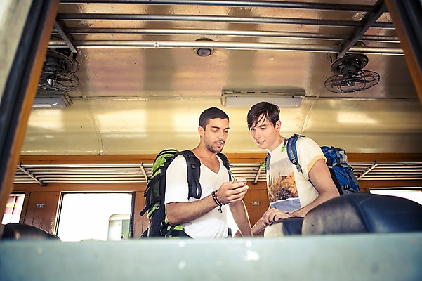 포토 JPG 주간 서양인 외국인 라이프스타일 응시 남자 맨라이프 해외여행 여행 이동 배낭 태국 2014년태국 미소 들기 사람 상반신 20대 성인 야외 두명 앞모습 친구 스마트폰 청춘 기차 배낭여행 방콕 성인남자만 청년만 청년남자만 국내포토 자연요소 해외기획촬영 해외 시선 아시아 육상교통 뷰포인트 컨셉 가방 관계 모션 대중교통 표정 인종 청년 생활 핸드폰 스마트기기 남자만 성인만 파일형식