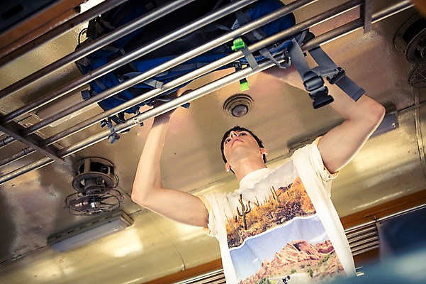 포토 JPG 주간 서양인 외국인 라이프스타일 남자 로우앵글 맨라이프 해외여행 여행 이동 태국 2014년태국 한명 서기 사람 상반신 20대 성인 야외 앞모습 청춘 기차 짐 배낭여행 방콕 올리기 청년만 청년남자만 청년남자한명만 성인남자한명만 국내포토 자연요소 해외기획촬영 1 해외 아시아 육상교통 뷰포인트 컨셉 모션 대중교통 인종 청년 생활 남자만 남자한명만 성인남자만 성인만 파일형식