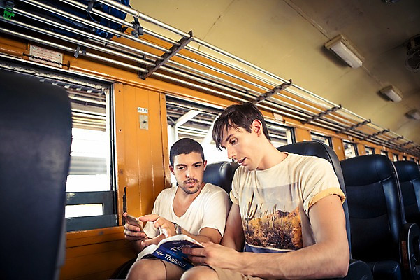 포토 JPG 주간 서양인 외국인 라이프스타일 응시 남자 맨라이프 해외여행 여행 이동 태국 2014년태국 들기 사람 앉기 상반신 20대 성인 야외 두명 앞모습 친구 청춘 기차 가이드북 배낭여행 방콕 성인남자만 청년만 청년남자만 국내포토 자연요소 해외기획촬영 해외 시선 아시아 육상교통 뷰포인트 컨셉 관계 모션 대중교통 인종 청년 생활 남자만 성인만 파일형식