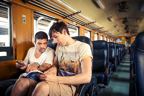 포토 JPG 주간 서양인 외국인 라이프스타일 응시 남자 맨라이프 해외여행 여행 이동 태국 2014년태국 들기 사람 앉기 상반신 20대 성인 야외 두명 앞모습 친구 청춘 기차 가이드북 배낭여행 방콕 성인남자만 청년만 청년남자만 국내포토 자연요소 해외기획촬영 해외 시선 아시아 육상교통 뷰포인트 컨셉 관계 모션 대중교통 인종 청년 생활 남자만 성인만 파일형식