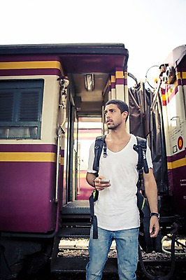 포토 JPG 주간 서양인 외국인 라이프스타일 응시 남자 맨라이프 해외여행 여행 이동 배낭 태국 2014년태국 한명 서기 들기 사람 상반신 20대 성인 야외 앞모습 스마트폰 청춘 기차 배낭여행 방콕 청년만 청년남자만 청년남자한명만 성인남자한명만 국내포토 자연요소 해외기획촬영 1 해외 시선 아시아 육상교통 뷰포인트 컨셉 가방 모션 대중교통 인종 청년 생활 핸드폰 스마트기기 남자만 남자한명만 성인남자만 성인만 파일형식