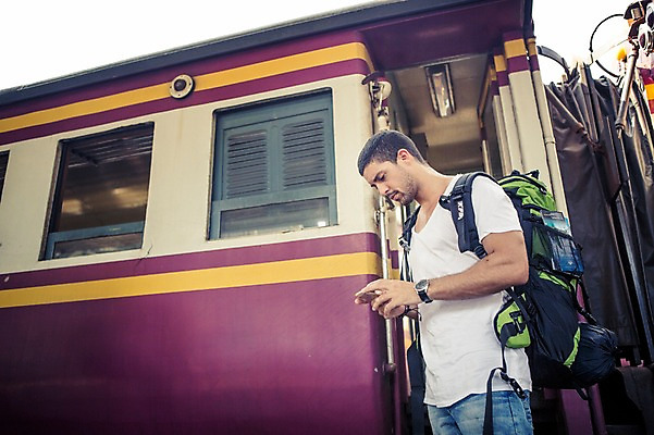 포토 JPG 주간 서양인 외국인 라이프스타일 응시 남자 맨라이프 해외여행 여행 이동 배낭 태국 2014년태국 한명 서기 들기 사람 상반신 20대 성인 야외 옆모습 스마트폰 청춘 기차 배낭여행 방콕 기차역 청년만 청년남자만 청년남자한명만 성인남자한명만 국내포토 자연요소 해외기획촬영 1 해외 시선 아시아 육상교통 뷰포인트 컨셉 가방 모션 대중교통 인종 청년 생활 핸드폰 스마트기기 역 남자만 남자한명만 성인남자만 성인만 파일형식