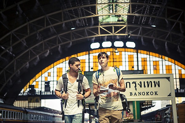 포토 JPG 주간 서양인 외국인 라이프스타일 남자 맨라이프 해외여행 여행 이동 배낭 태국 2014년태국 들기 사람 상반신 20대 성인 야외 두명 앞모습 친구 청춘 걷기 가이드북 배낭여행 방콕 기차역 성인남자만 청년만 청년남자만 국내포토 자연요소 해외기획촬영 해외 아시아 뷰포인트 컨셉 가방 관계 모션 인종 청년 생활 역 남자만 성인만 파일형식