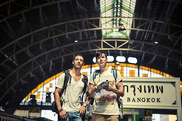 포토 JPG 주간 서양인 외국인 라이프스타일 응시 남자 맨라이프 해외여행 여행 이동 태국 2014년태국 서기 들기 사람 상반신 20대 성인 야외 두명 앞모습 친구 청춘 가이드북 배낭여행 방콕 성인남자만 청년만 청년남자만 국내포토 자연요소 해외기획촬영 해외 시선 아시아 뷰포인트 컨셉 관계 모션 인종 청년 생활 남자만 성인만 파일형식