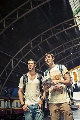 포토 JPG 주간 서양인 외국인 라이프스타일 응시 남자 맨라이프 해외여행 여행 이동 태국 2014년태국 서기 미소 들기 사람 상반신 20대 성인 야외 두명 앞모습 친구 청춘 가이드북 배낭여행 방콕 기차역 성인남자만 청년만 청년남자만 국내포토 자연요소 해외기획촬영 해외 시선 아시아 뷰포인트 컨셉 관계 모션 표정 인종 청년 생활 역 남자만 성인만 파일형식