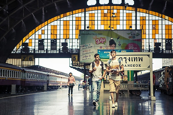 포토 JPG 주간 전신 서양인 외국인 라이프스타일 남자 맨라이프 해외여행 여행 이동 태국 2014년태국 들기 사람 20대 성인 야외 두명 앞모습 친구 청춘 걷기 기차 가이드북 배낭여행 방콕 기차역 성인남자만 청년만 청년남자만 국내포토 자연요소 해외기획촬영 해외 아시아 육상교통 뷰포인트 컨셉 관계 모션 대중교통 인종 청년 생활 역 남자만 성인만 파일형식