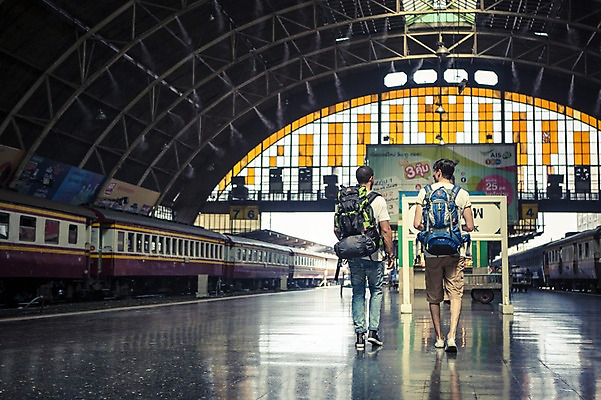 포토 JPG 주간 전신 서양인 외국인 라이프스타일 남자 맨라이프 해외여행 여행 이동 배낭 태국 2014년태국 사람 20대 성인 야외 두명 뒷모습 친구 청춘 걷기 기차 배낭여행 방콕 기차역 성인남자만 청년만 청년남자만 국내포토 자연요소 해외기획촬영 해외 아시아 육상교통 뷰포인트 컨셉 가방 관계 모션 대중교통 인종 청년 생활 역 남자만 성인만 파일형식
