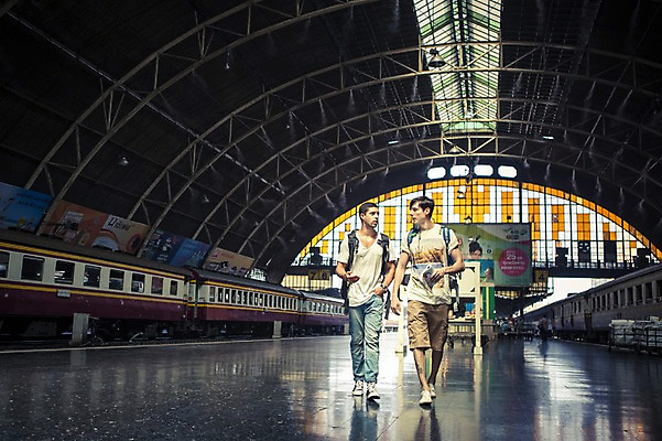 포토 JPG 주간 전신 서양인 외국인 라이프스타일 남자 맨라이프 해외여행 여행 이동 태국 2014년태국 사람 20대 성인 야외 두명 앞모습 친구 청춘 걷기 기차 배낭여행 방콕 기차역 성인남자만 청년만 청년남자만 국내포토 자연요소 해외기획촬영 해외 아시아 육상교통 뷰포인트 컨셉 관계 모션 대중교통 인종 청년 생활 역 남자만 성인만 파일형식