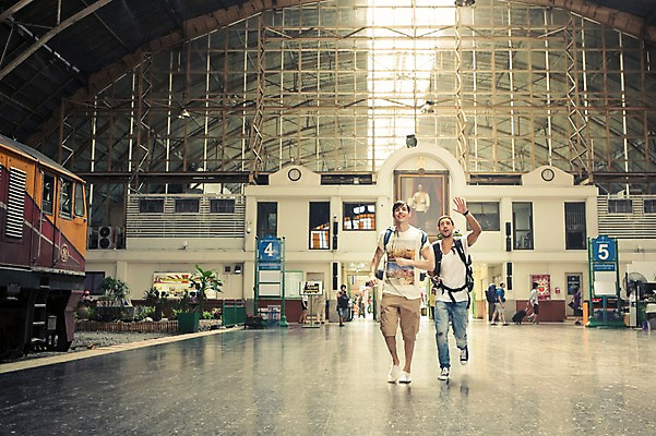 포토 JPG 주간 전신 서양인 외국인 라이프스타일 남자 맨라이프 해외여행 여행 이동 배낭 태국 2014년태국 사람 손짓 20대 성인 야외 두명 앞모습 친구 청춘 걷기 배낭여행 방콕 손인사 기차역 성인남자만 청년만 청년남자만 국내포토 자연요소 해외기획촬영 해외 아시아 뷰포인트 컨셉 가방 관계 모션 인종 청년 생활 인사 역 남자만 성인만 파일형식