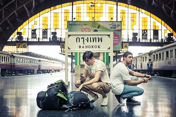 포토 JPG 주간 전신 서양인 외국인 라이프스타일 남자 맨라이프 해외여행 여행 이동 배낭 태국 2014년태국 사람 앉기 20대 성인 야외 두명 옆모습 친구 청춘 기차 배낭여행 방콕 기차역 성인남자만 청년만 청년남자만 국내포토 자연요소 해외기획촬영 해외 아시아 육상교통 뷰포인트 컨셉 가방 관계 모션 대중교통 인종 청년 생활 역 남자만 성인만 파일형식