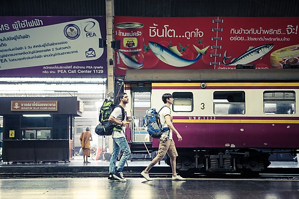 포토 JPG 주간 전신 서양인 외국인 라이프스타일 남자 맨라이프 해외여행 여행 이동 배낭 태국 2014년태국 사람 20대 성인 야외 두명 옆모습 친구 청춘 걷기 기차 배낭여행 방콕 기차역 성인남자만 청년만 청년남자만 국내포토 자연요소 해외기획촬영 해외 아시아 육상교통 뷰포인트 컨셉 가방 관계 모션 대중교통 인종 청년 생활 역 남자만 성인만 파일형식