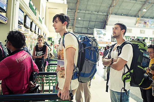 포토 JPG 주간 서양인 외국인 라이프스타일 응시 남자 맨라이프 해외여행 여행 이동 배낭 태국 2014년태국 서기 사람 여러명 상반신 20대 성인 야외 옆모습 친구 청춘 팔짱 배낭여행 방콕 기차역 기차표 매표소 남자만 성인남자만 청년만 청년남자만 성인만 국내포토 자연요소 해외기획촬영 해외 시선 아시아 뷰포인트 다수 컨셉 가방 관계 모션 인종 청년 생활 티켓 역 파일형식