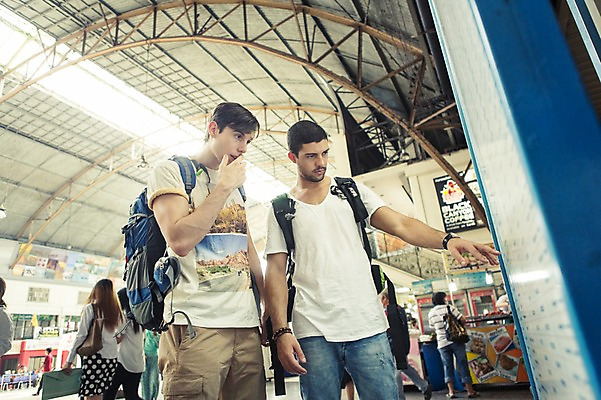 포토 JPG 주간 서양인 외국인 라이프스타일 응시 남자 맨라이프 해외여행 여행 이동 배낭 태국 2014년태국 서기 사람 손짓 상반신 20대 성인 야외 두명 앞모습 친구 청춘 가리킴 배낭여행 방콕 기차역 성인남자만 청년만 청년남자만 국내포토 자연요소 해외기획촬영 해외 시선 아시아 뷰포인트 컨셉 가방 관계 모션 인종 청년 생활 역 남자만 성인만 파일형식