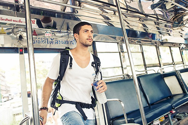 포토 JPG 주간 서양인 외국인 라이프스타일 응시 남자 맨라이프 해외여행 여행 이동 태국 버스 2014년태국 손잡이 한명 서기 들기 사람 상반신 20대 성인 야외 앞모습 청춘 잡기 물병 배낭여행 방콕 청년만 청년남자만 청년남자한명만 성인남자한명만 국내포토 자연요소 해외기획촬영 1 해외 시선 아시아 육상교통 뷰포인트 컨셉 모션 대중교통 인종 청년 생활 물통 남자만 남자한명만 성인남자만 성인만 파일형식
