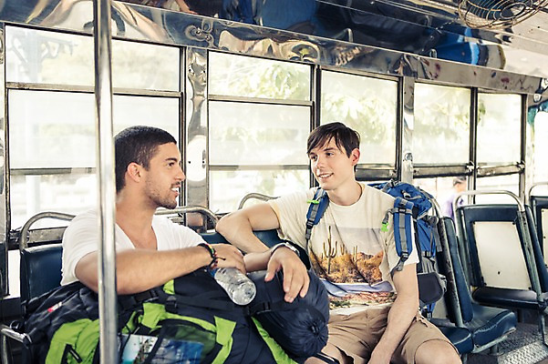 포토 JPG 주간 서양인 외국인 라이프스타일 남자 맨라이프 해외여행 여행 이동 배낭 태국 버스 대화 2014년태국 미소 들기 사람 앉기 상반신 20대 성인 야외 두명 앞모습 친구 청춘 물병 배낭여행 방콕 성인남자만 청년만 청년남자만 국내포토 자연요소 해외기획촬영 해외 아시아 육상교통 뷰포인트 컨셉 가방 관계 모션 대중교통 표정 말하기 인종 청년 생활 물통 남자만 성인만 파일형식