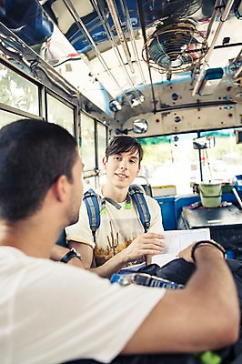 포토 JPG 주간 서양인 외국인 라이프스타일 남자 맨라이프 해외여행 여행 이동 태국 버스 대화 2014년태국 사람 상반신 20대 성인 야외 두명 앞모습 뒷모습 친구 청춘 배낭여행 방콕 성인남자만 청년만 청년남자만 국내포토 자연요소 해외기획촬영 해외 아시아 육상교통 뷰포인트 컨셉 관계 대중교통 말하기 인종 청년 생활 남자만 성인만 파일형식