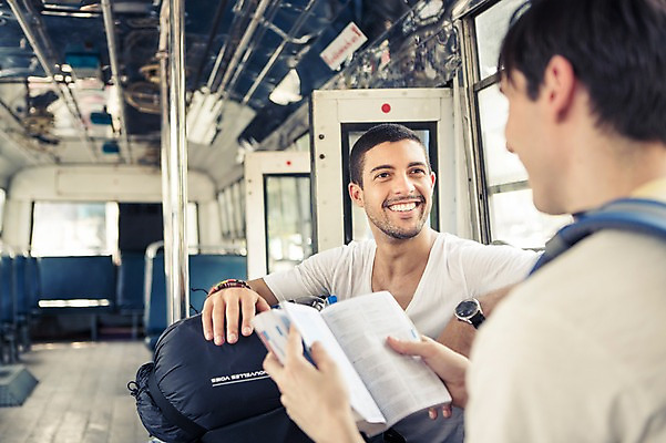 포토 JPG 주간 서양인 외국인 라이프스타일 남자 맨라이프 해외여행 여행 이동 배낭 태국 버스 2014년태국 미소 들기 사람 앉기 상반신 20대 성인 야외 두명 앞모습 뒷모습 친구 청춘 가이드북 배낭여행 방콕 성인남자만 청년만 청년남자만 국내포토 자연요소 해외기획촬영 해외 아시아 육상교통 뷰포인트 컨셉 가방 관계 모션 대중교통 표정 인종 청년 생활 남자만 성인만 파일형식