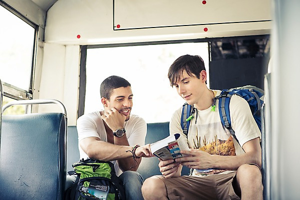 포토 JPG 주간 서양인 외국인 라이프스타일 응시 남자 맨라이프 해외여행 여행 이동 배낭 태국 버스 2014년태국 들기 사람 앉기 손짓 상반신 20대 성인 야외 두명 앞모습 친구 청춘 가리킴 가이드북 배낭여행 방콕 성인남자만 청년만 청년남자만 국내포토 자연요소 해외기획촬영 해외 시선 아시아 육상교통 뷰포인트 컨셉 가방 관계 모션 대중교통 인종 청년 생활 남자만 성인만 파일형식