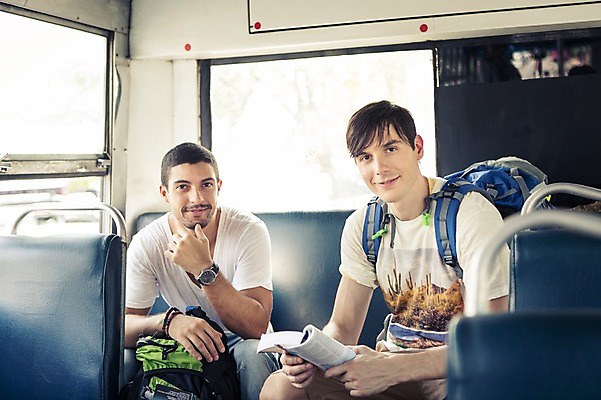 포토 JPG 주간 서양인 외국인 라이프스타일 남자 맨라이프 해외여행 여행 이동 배낭 태국 버스 2014년태국 미소 들기 사람 앉기 상반신 20대 성인 야외 두명 앞모습 친구 청춘 가이드북 배낭여행 방콕 성인남자만 청년만 청년남자만 국내포토 자연요소 해외기획촬영 해외 아시아 육상교통 뷰포인트 컨셉 가방 관계 모션 대중교통 표정 인종 청년 생활 남자만 성인만 파일형식