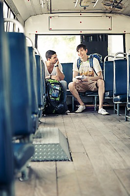 포토 JPG 주간 전신 서양인 외국인 라이프스타일 남자 맨라이프 해외여행 여행 이동 배낭 태국 버스 2014년태국 미소 들기 사람 앉기 20대 성인 야외 두명 앞모습 친구 청춘 가이드북 배낭여행 방콕 성인남자만 청년만 청년남자만 국내포토 자연요소 해외기획촬영 해외 아시아 육상교통 뷰포인트 컨셉 가방 관계 모션 대중교통 표정 인종 청년 생활 남자만 성인만 파일형식