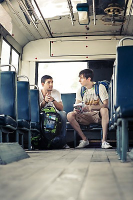 포토 JPG 주간 전신 서양인 외국인 라이프스타일 남자 맨라이프 해외여행 여행 이동 배낭 태국 버스 대화 2014년태국 들기 사람 앉기 20대 성인 야외 두명 앞모습 친구 청춘 가이드북 배낭여행 방콕 성인남자만 청년만 청년남자만 국내포토 자연요소 해외기획촬영 해외 아시아 육상교통 뷰포인트 컨셉 가방 관계 모션 대중교통 말하기 인종 청년 생활 남자만 성인만 파일형식