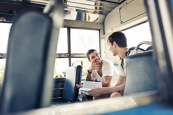 포토 JPG 주간 서양인 외국인 라이프스타일 남자 맨라이프 해외여행 여행 이동 태국 버스 대화 2014년태국 미소 들기 사람 앉기 상반신 20대 성인 야외 두명 옆모습 친구 청춘 가이드북 배낭여행 방콕 성인남자만 청년만 청년남자만 국내포토 자연요소 해외기획촬영 해외 아시아 육상교통 뷰포인트 컨셉 관계 모션 대중교통 표정 말하기 인종 청년 생활 남자만 성인만 파일형식
