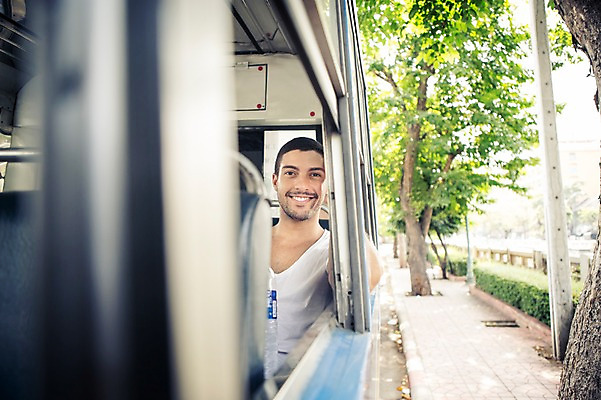 포토 JPG 주간 서양인 외국인 라이프스타일 응시 남자 맨라이프 해외여행 여행 이동 창문 태국 버스 2014년태국 한명 미소 사람 앉기 상반신 20대 성인 야외 앞모습 청춘 배낭여행 방콕 청년만 청년남자만 청년남자한명만 성인남자한명만 국내포토 자연요소 해외기획촬영 1 해외 시선 아시아 육상교통 뷰포인트 컨셉 모션 대중교통 표정 인종 청년 생활 남자만 남자한명만 성인남자만 성인만 파일형식
