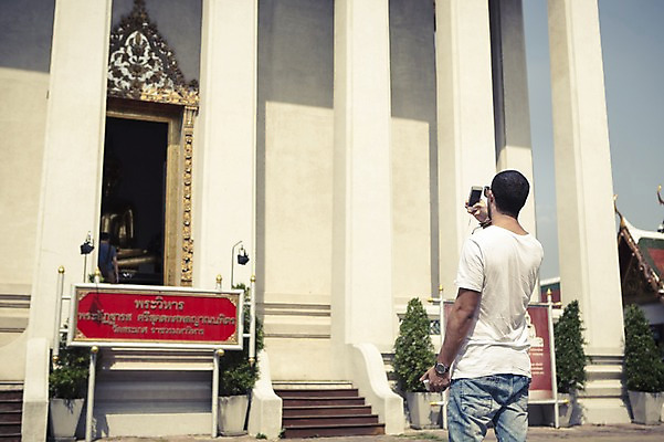 포토 JPG 주간 서양인 외국인 라이프스타일 남자 맨라이프 해외여행 여행 태국 2014년태국 한명 서기 들기 사람 상반신 20대 성인 야외 뒷모습 청춘 카메라 사진촬영 사찰 사원 구경 배낭여행 방콕 왓포 청년만 청년남자만 청년남자한명만 성인남자한명만 국내포토 자연요소 해외기획촬영 1 해외 아시아 뷰포인트 컨셉 비즈니스 종교건축 모션 인종 청년 생활 전자제품 촬영 남자만 남자한명만 성인남자만 성인만 파일형식