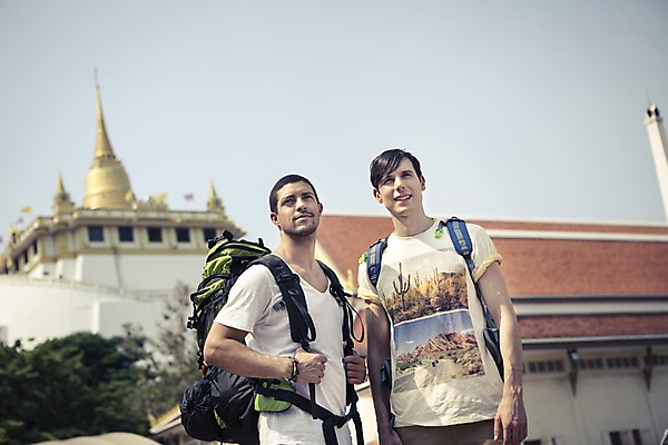 포토 JPG 주간 서양인 외국인 라이프스타일 응시 남자 여유 맨라이프 해외여행 여행 배낭 태국 함께함 2014년태국 서기 미소 사람 상반신 20대 성인 야외 두명 앞모습 친구 청춘 우정 배낭여행 방콕 성인남자만 청년만 청년남자만 국내포토 자연요소 해외기획촬영 해외 시선 감정 아시아 뷰포인트 컨셉 가방 관계 모션 표정 인종 청년 생활 남자만 성인만 파일형식