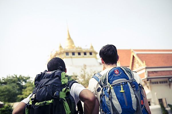 포토 JPG 주간 서양인 외국인 라이프스타일 응시 남자 여유 맨라이프 해외여행 여행 배낭 태국 함께함 2014년태국 서기 사람 상반신 20대 성인 야외 두명 뒷모습 친구 청춘 우정 배낭여행 방콕 성인남자만 청년만 청년남자만 국내포토 자연요소 해외기획촬영 해외 시선 감정 아시아 뷰포인트 컨셉 가방 관계 모션 인종 청년 생활 남자만 성인만 파일형식