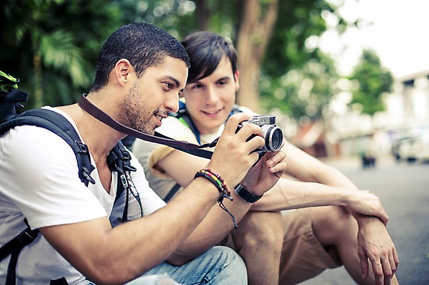 포토 JPG 주간 서양인 외국인 라이프스타일 응시 남자 여유 맨라이프 해외여행 여행 태국 휴식 거리 함께함 2014년태국 미소 들기 사람 앉기 상반신 20대 성인 야외 두명 옆모습 친구 청춘 카메라 우정 배낭여행 방콕 성인남자만 청년만 청년남자만 국내포토 자연요소 해외기획촬영 해외 시선 감정 아시아 뷰포인트 컨셉 관계 모션 표정 인종 청년 생활 전자제품 남자만 성인만 파일형식