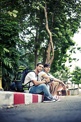 포토 JPG 주간 전신 서양인 외국인 나무 라이프스타일 남자 여유 맨라이프 해외여행 여행 배낭 태국 휴식 거리 함께함 2014년태국 미소 들기 사람 앉기 20대 성인 야외 두명 옆모습 친구 청춘 카메라 우정 배낭여행 방콕 성인남자만 청년만 청년남자만 국내포토 자연요소 식물 해외기획촬영 해외 감정 아시아 뷰포인트 컨셉 가방 관계 모션 표정 인종 청년 생활 전자제품 남자만 성인만 파일형식